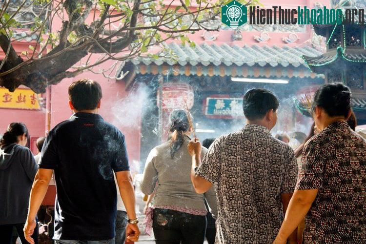 Không khí Tết ở chùa Ngọc Hoàng, TP HCM.