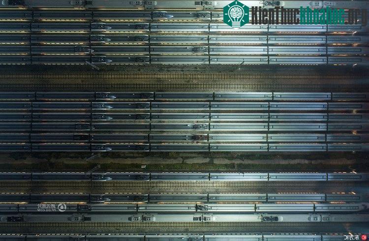 Tàu cao tốc xếp hàng chuẩn bị cho cuộc di dân lớn nhất lịch sử loài người