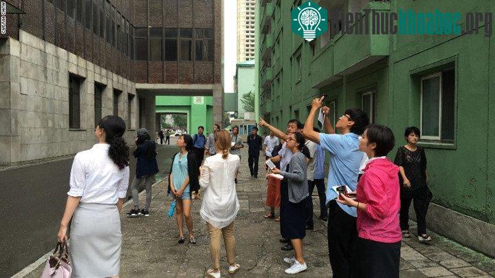 Sinh viên kiến trúc tham quan công trình.