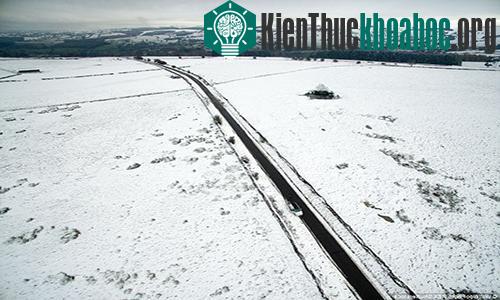 Một con đường gần Appleby, Cumbria (Anh) trong đợt tuyết rơi đầu mùa.
