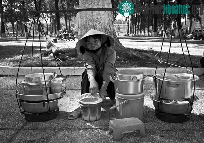 Gánh hàng ăn ở công viên 30/4, 1996.