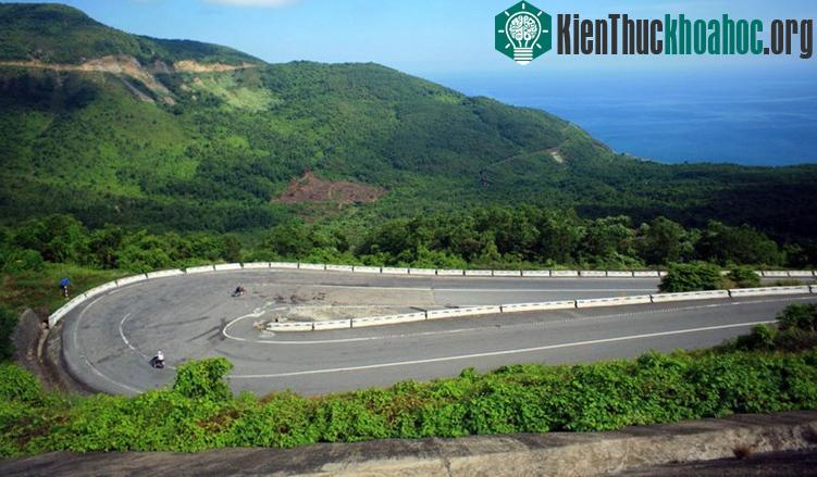 Năm 2005, hầm đường bộ xuyên đèo Hải Vân cũng đã được đưa vào sử dụng