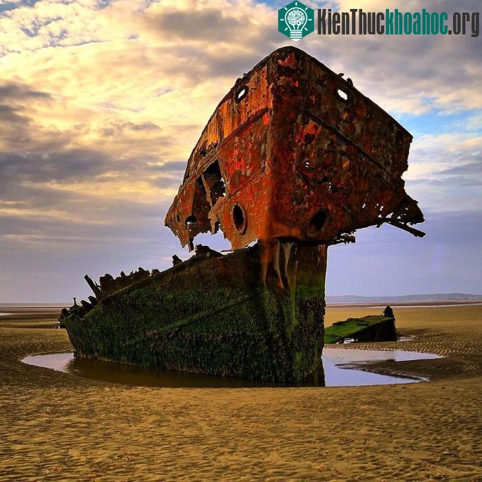 Xác của con tàu bị mắc kẹt tại quận Louth, Ireland.