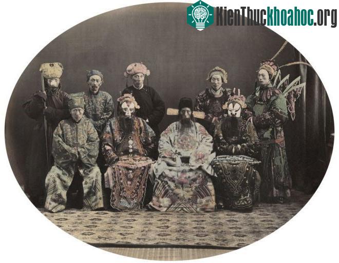 Bức ảnh chụp các diễn viên kịch gây là một trong những tác phẩm tâm đắc của ông Saunders.