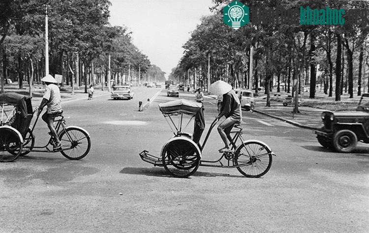 Ngã tư Thống Nhất - Công Lý, phía trước Dinh Độc Lập.