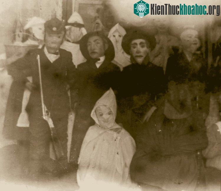 Bữa tiệc Halloween với sự tham gia của nhiều người từ trẻ nhỏ đến người lớn.