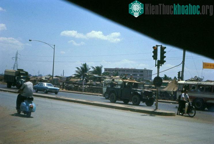 Quang cảnh ở ngã tư Hàng Xanh.