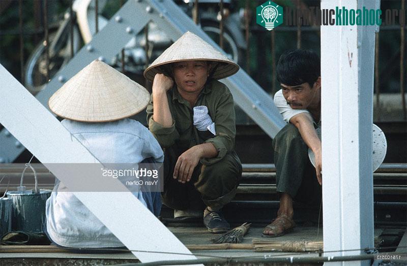 Những người công nhân sửa cầu.
