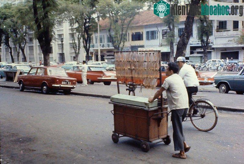 Mực nướng thường được bán cùng ruột vịt cán mỏng.