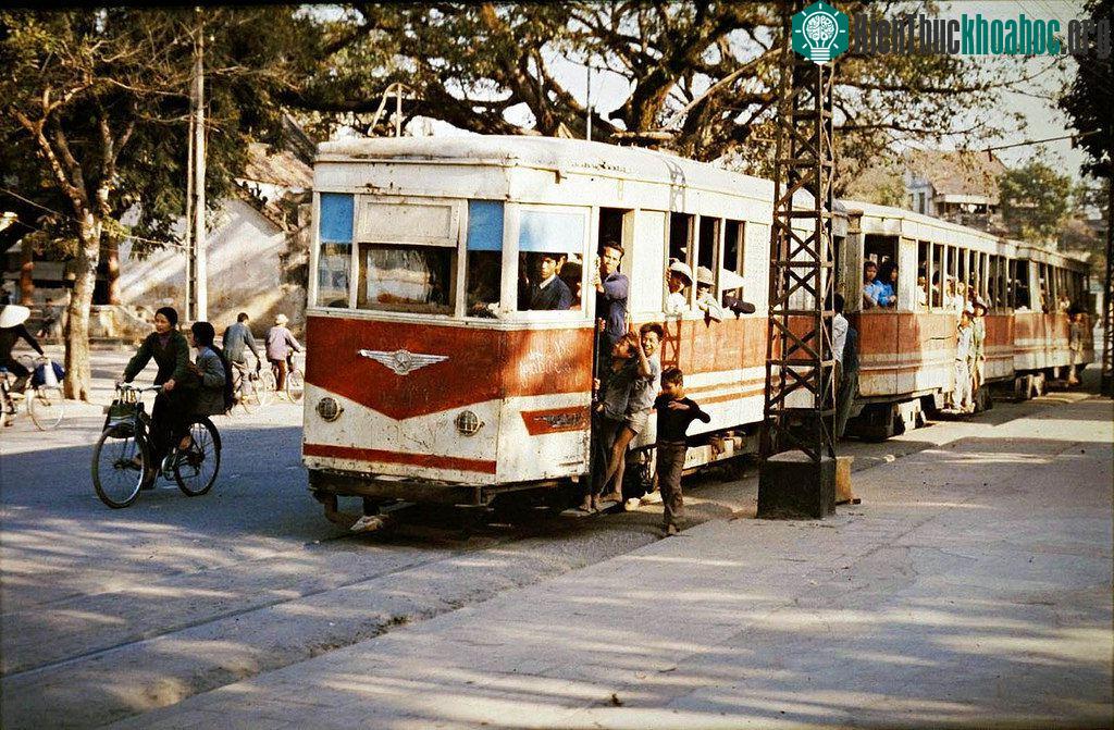 Tiếng tàu điện leng keng và kỷ niệm những lần trốn ngủ trưa, nhảy tàu lên phố chơi chắc vẫn còn in dấu trong tâm trí thế hệ 7X ở Hà Nội.