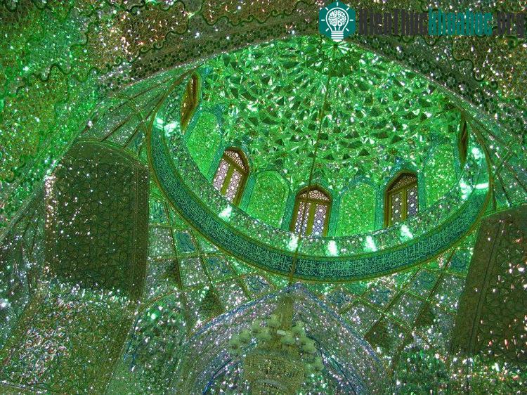 Ngoài ra, Shah Cheragh còn được xây dựng theo phong cách mái vòm đặc trưng của người Ba Tư