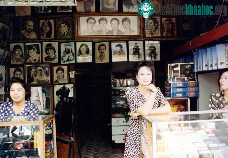 Hiệu ảnh nằm trên một ngõ nhỏ trong phố cổ Hà Nội.
