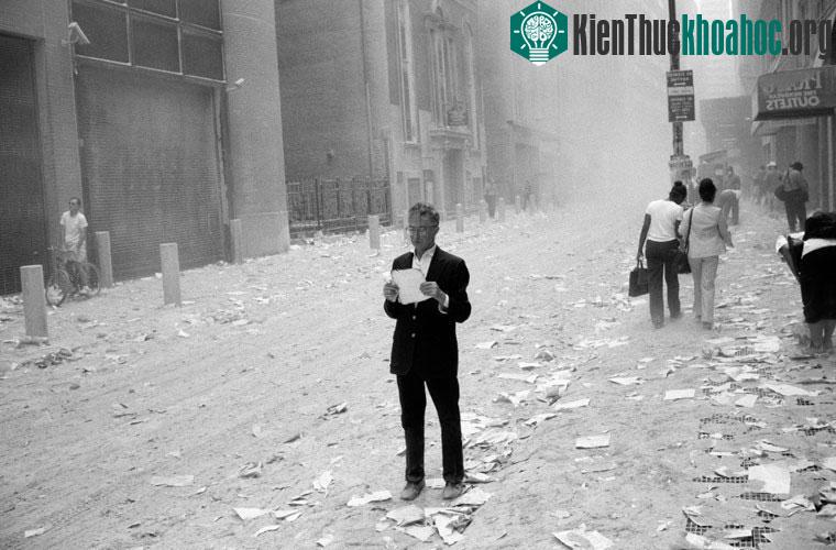 Người đàn ông choáng váng đang cầm trên tay một mảnh giấy bị hất văng từ hai tòa tháp.