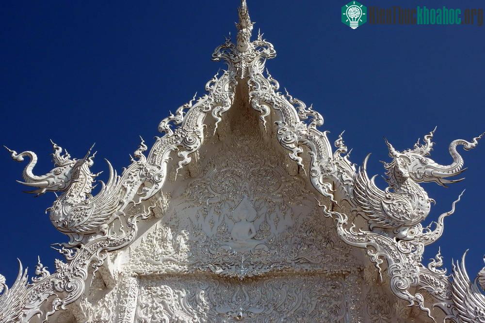 Những tấm gương này tượng trưng cho trí tuệ của Đức Phật "sáng chói khắp thế giới và lan ra toàn vũ trụ".