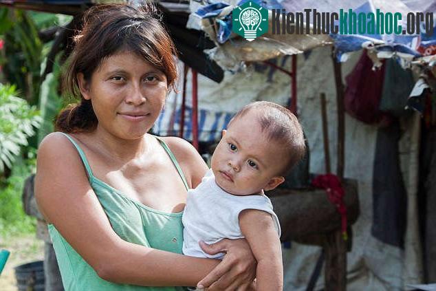 Trong ảnh là chị Dani Hernandezxa, ở cách hồ máu khoảng 50 m. Hàng ngày chị phải sống trong nỗi sợ hãi, đêm không dám ngủ, lo lắng về hai đứa con Gail, 4 tuổi Brian, bảy tháng có nguy cơ bị cá sấu ...