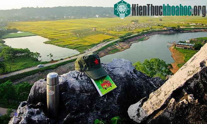 Ngoài những đỉnh núi Trầm thì đỉnh chùa Vô Vi cũng là một góc nhìn thoáng đãng. Bạn sẽ có không gian thư thái thật nhẹ nhàng ngắm nhìn những đồng lúa đang độ vàng ươm.