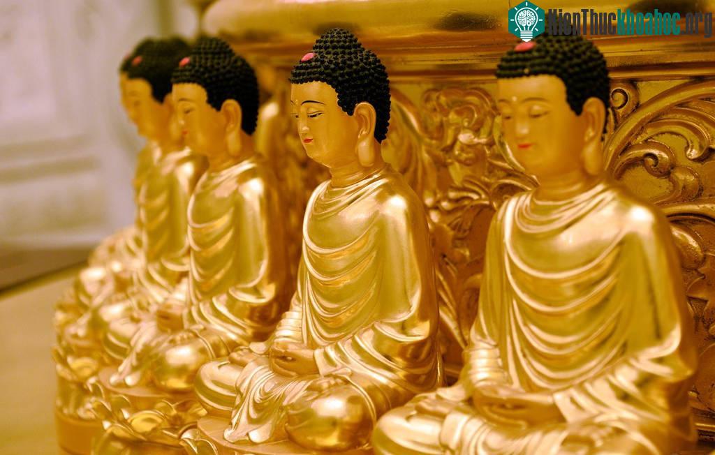 Hàng nghìn bức tượng nhỏ được đặt trang trí quanh bảo tháp.