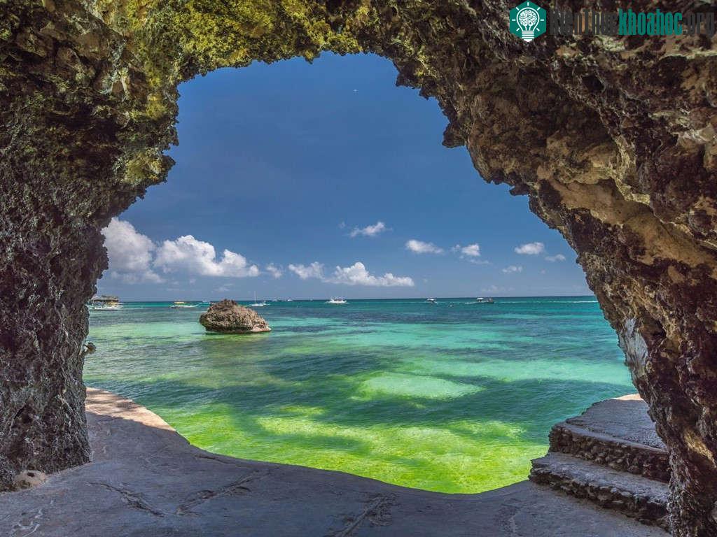 Bãi biển White trên đảo Boracay của Phillipines có vô vàn khu nghỉ dưỡng, khách sạn, điểm mua sắm hấp dẫn. Buổi đêm, bãi biển vẫn rất sôi động với các nhà hàng và quán bar. Đây cũng là nơi lý tưởng...