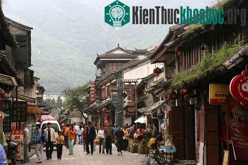 Các điểm tham quan chính là cổng thành phía nam và phía bắc, với tường dày và đường Phúc Tinh ở giữa, cổng Thương Sơn, cổng Nhị Hải và phố Dương Nhân (phố Tây), nơi có nhiều nhà hàng, quán cà phê, ...