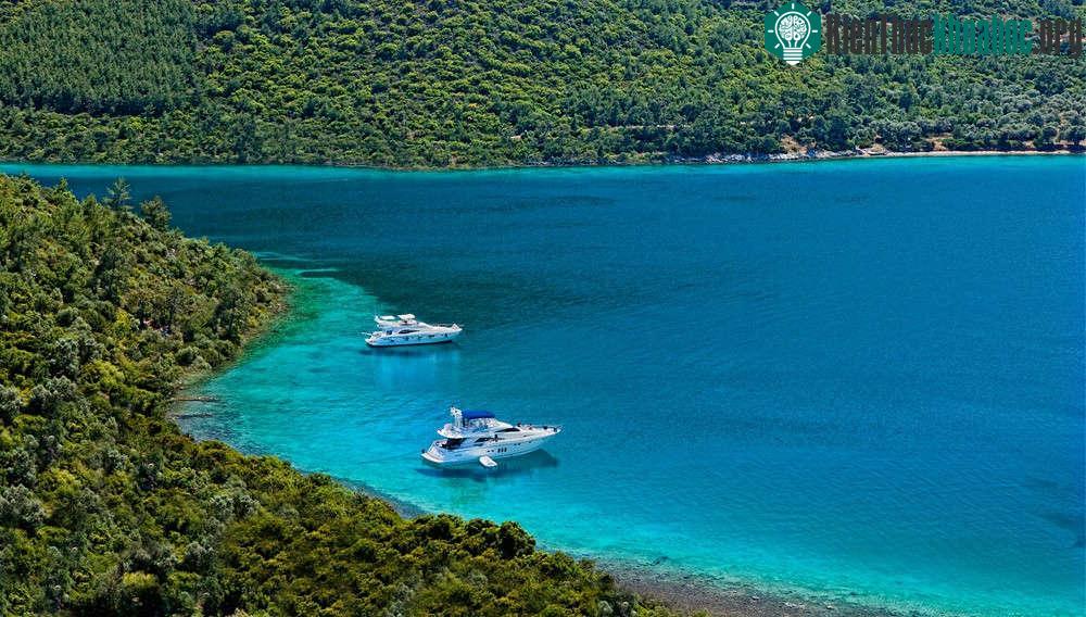 Bodrum, Thổ Nhĩ Kỳ: Nằm dọc bờ nam bán đảo cùng tên, Bodrum có lịch sử lâu đời và là địa điểm của một trong 7 kỳ quan của thế giới cổ đại - lăng Halicarnassus. Đây là điểm nghỉ dưỡng nổi tiếng của ...