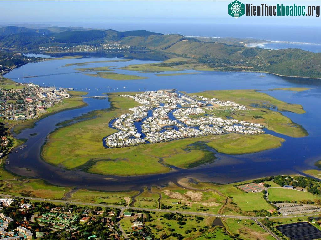 Đường Garden ở Nam Phi đưa bạn đi qua những điểm tham quan tuyệt đẹp như thị trấn Knysna, các khu rừng nguyên sinh, bãi biển cát mịn và phá nước tuyệt đẹp. Tuyến đường này có một bên là núi cao, mộ...