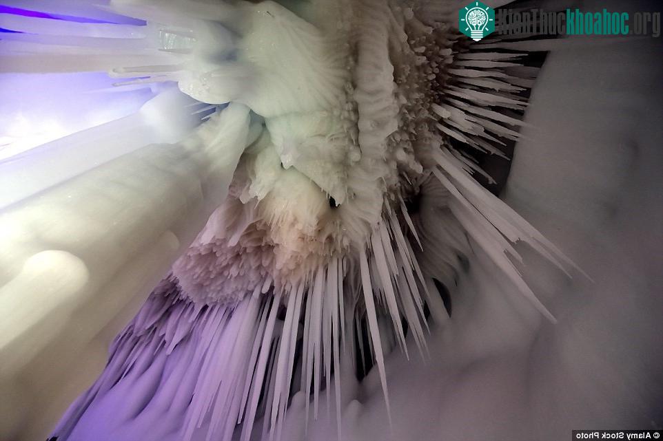Bất cứ du khách nào bước vào thế giới lộng lẫy này đều có cơ hội chiêm ngưỡng những thạch nhũ, thác đá và cột băng tuyệt đẹp.