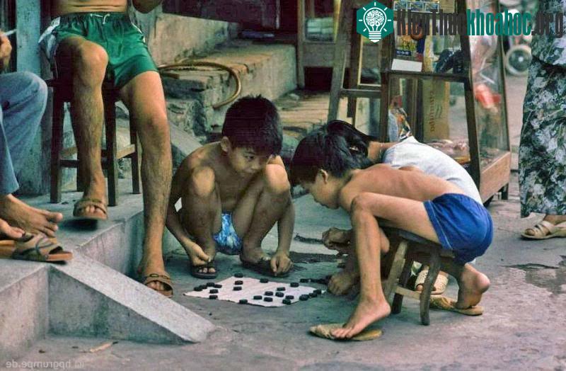 Các bạn nhỏ say mê với trò chơi cờ tướng bên vỉa hè.