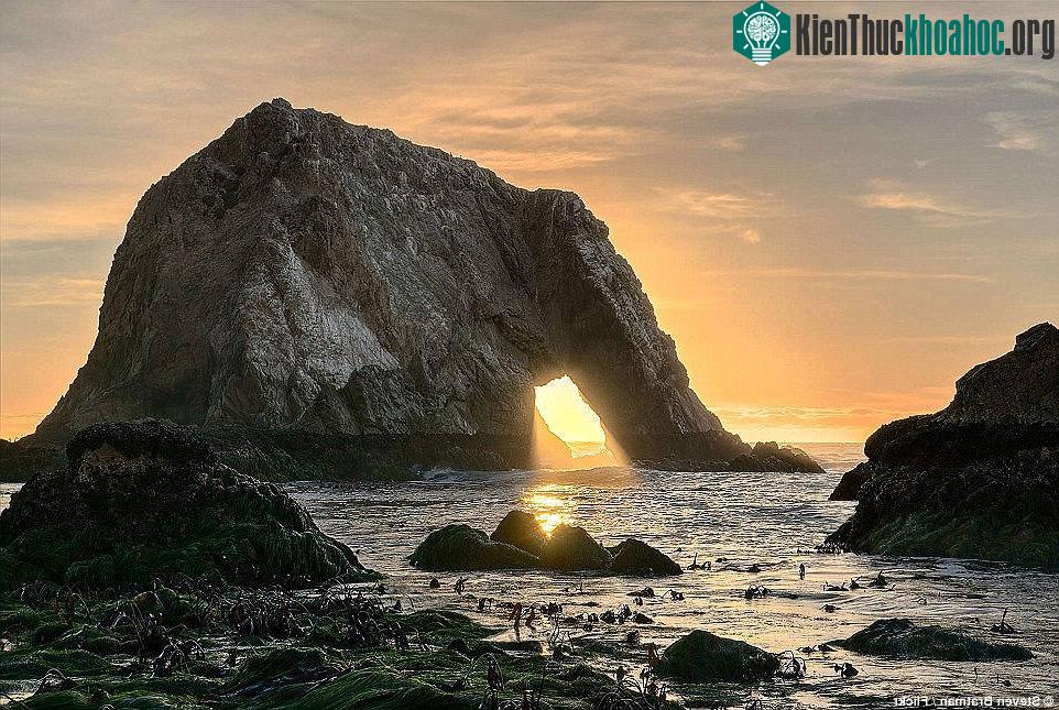 Khối đá hình voi kỳ vĩ này là địa điểm thu hút du khách trong những tháng mùa hè