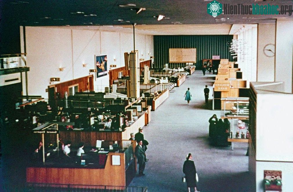 Quầy check-in tại nhà ga T2 năm 1957. (Ảnh: The History Press)