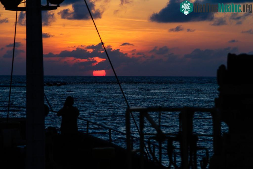 Bình minh trên phía bắc quần đảo Trường Sa nhìn từ tàu tiếp tế Hải Đăng 05. Tàu được đóng năm 2005, nhận nhiệm vụ đi tiếp tế cho các hải đăng ở đảo xa thuộc quần đảo Trường Sa.