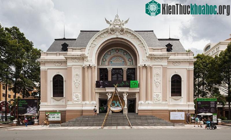 Ngày nay, Nhà hát được trang bị với trang thiết bị điện, chiếu sáng và hệ thống âm thanh tối tân nhất.