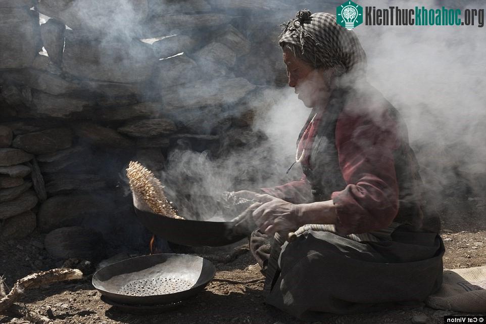 Bà Yangyen đang làm tsampa - một loại bột của Tây Tạng - từ đại mạch rang.