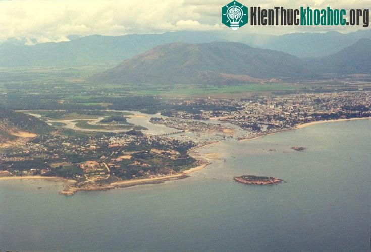 Toàn cảnh thành phố Nha Trang nhìn từ hướng biển.