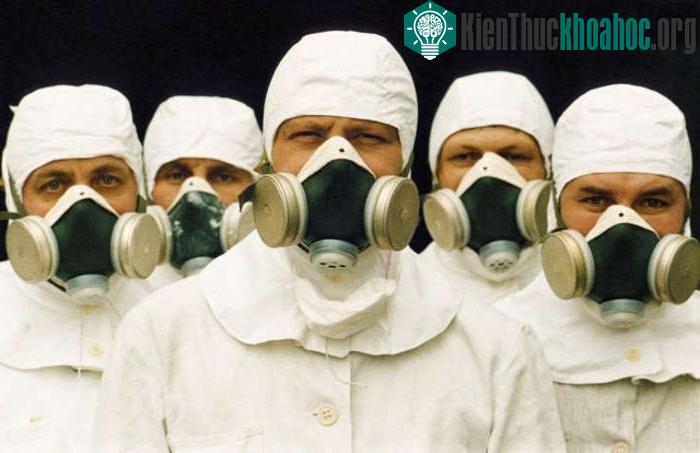 Một nhóm nghiên cứu thử nghiệm bức xạ trở lại nhà máy điện hạt nhân Chernobyl năm năm sau khi vụ nổ xảy ra, tháng 4 năm 1991.