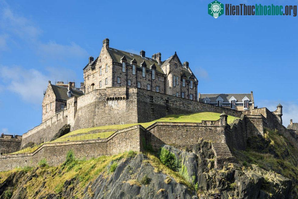 Lâu đài Edinburgh Castle, ở Scotland. Lâu đài nằm trên đỉnh núi Castle Rock.