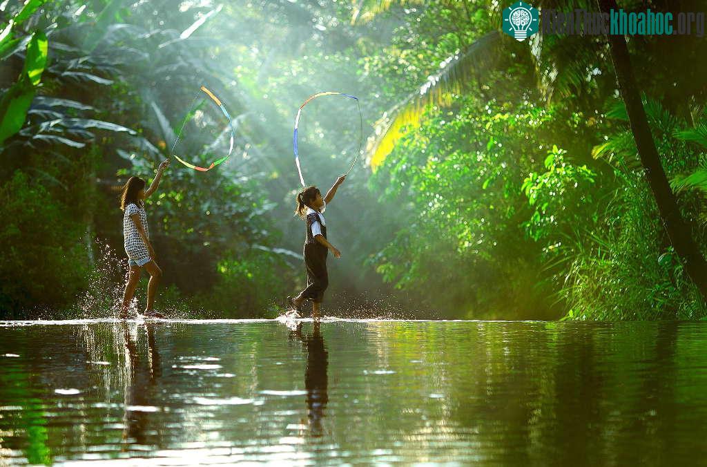 Hay cảnh những đứa trẻ nô đùa nơi sông suối... tất cả đều mô tả về những miền quê nông thôn yên bình, với những con người có cuộc sống gắn liền với đồng ruộng.