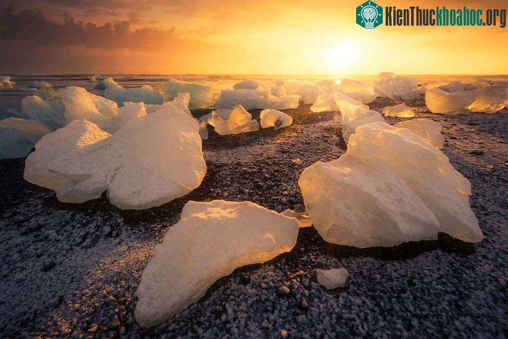 Vùng đất Iceland và những tảng băng giá.