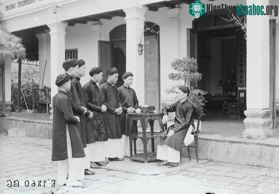Vào buổi sáng đầu tiên của năm mới, những người con trong gia đình tập hợp lại để chúc Tết cha mẹ mình.