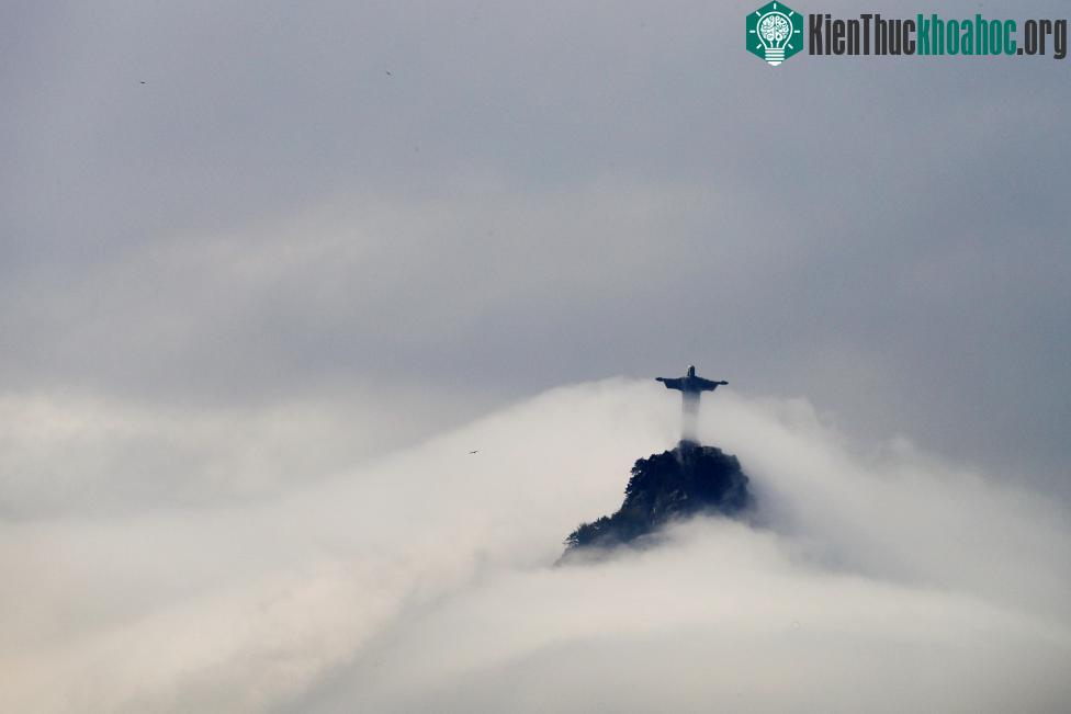 Brazil: Mây trắng bao quanh tượng Chúa Cứu thế ở Rio de Janeiro ngày 9-8