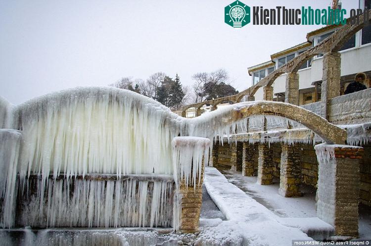 Cây cầu phủ băng ở thị trấn Varna, Bulgaria.