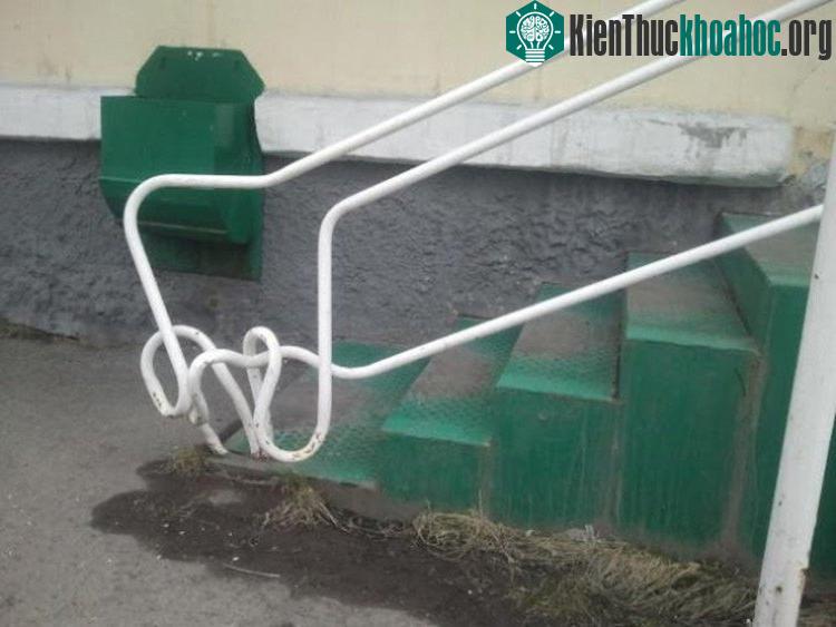 Lan can cầu thang được tạo hình theo phong cách trừu tượng hoặc đơn giản là ai đó đã vô tình làm hỏng chúng.