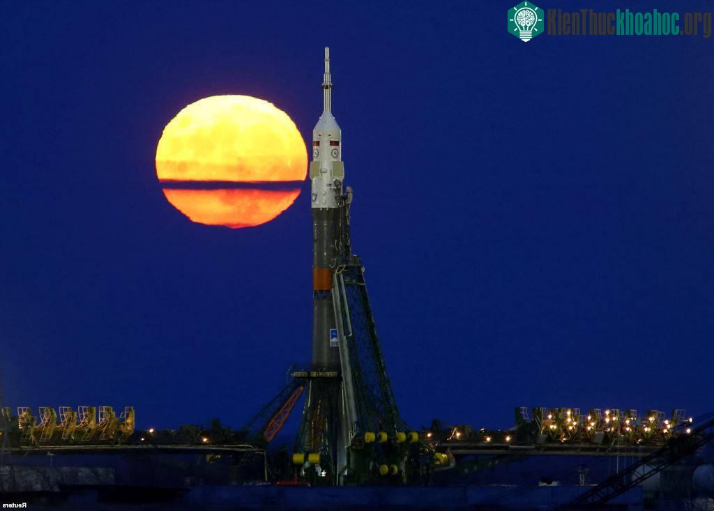 Ứng cử viên tổng thống Mỹ thuộc aSiêu trăng xuất hiện phía sau phi thuyền Soyuz MS-03 tại bệ phóng Baikonur của Nga ở Kazakhstan (Yuri Kochetkov) Dân chủ Hillary Clinton phát biểu trong cuộc vận độ...