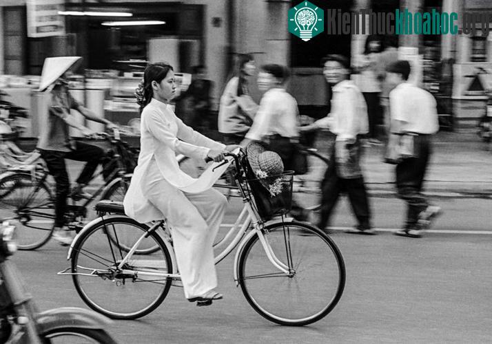 Nữ sinh áo dài trên xe mini Nhật.