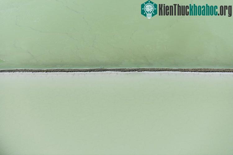Cát, biển, hay những ranh giới?