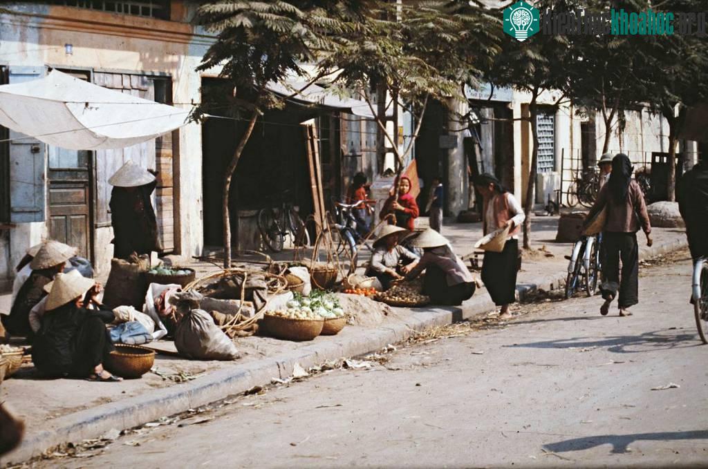 Chợ Nguyễn Khắc Cần ngay gần hồ Gươm ngày ấy chẳng khác khu chợ vùng quê là mấy.
