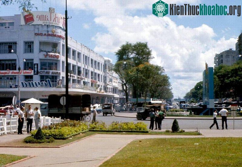 Vào thời kỳ này, Thương xá Tax đã trở thành một trong các trung tâm thương mại quan trọng bậc nhất của Sài Gòn.