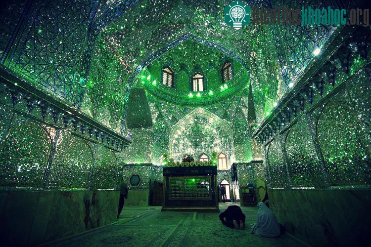 Không chỉ đơn thuần là khu lăng mộ, Shah Cheragh còn xứng đáng được coi như bảo tàng nghệ thuật đích thực.