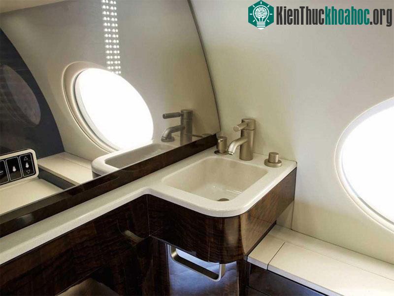 Nhà tắm có không gian thoáng đãng và vẻ đẹp hiện đại.