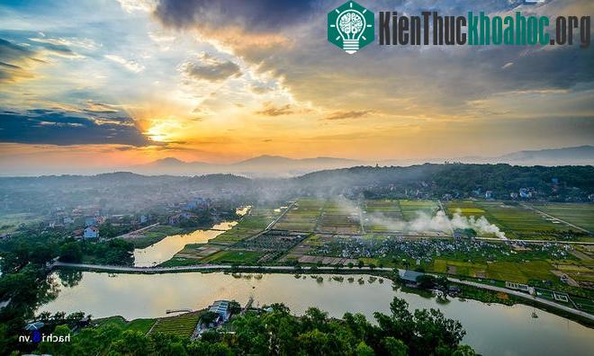 Cuối ngày, chọn một góc cao nơi đỉnh núi là bạn có thể chiêm ngưỡng những đồng lúa trải dài mênh mông, xen giữa xóm làng hay sông hồ trông mềm mại như một dải lụa bao quanh.
