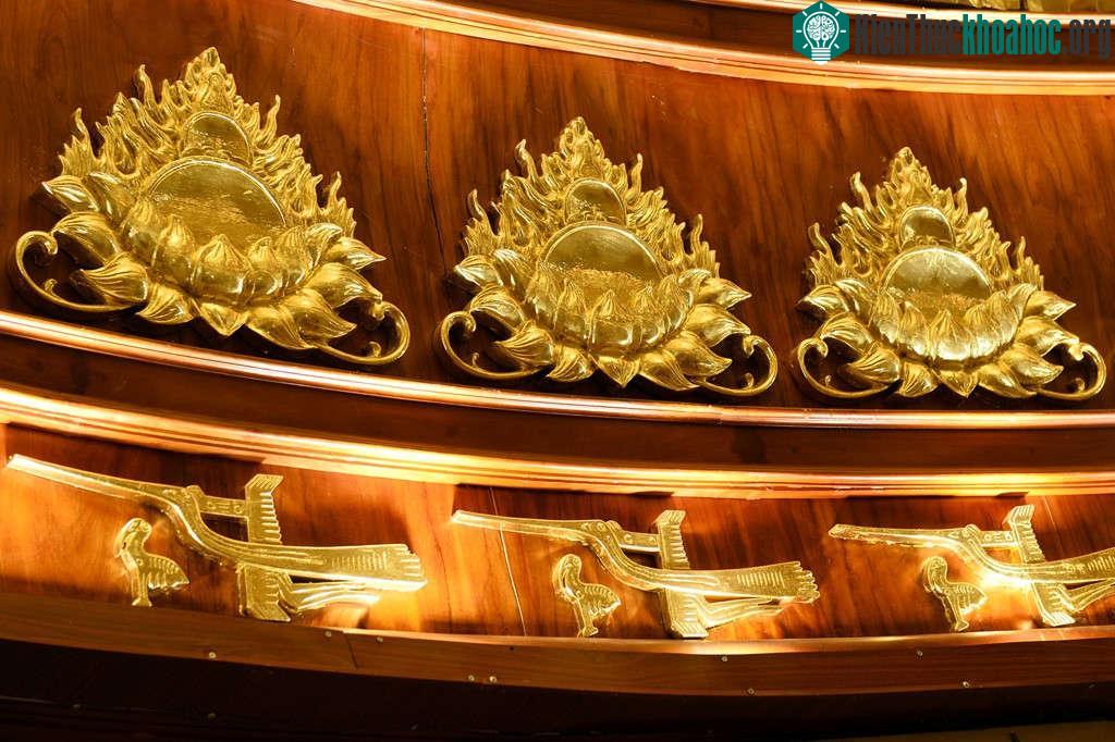 Hình tượng đài sen, chim lạc gắn trên các vách gỗ trong bảo tháp.